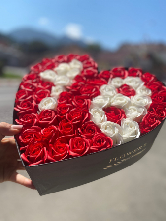 Aranjament floral 18 ani varsta aniversara cu trandafiri din sapun 59-62 trandafiri